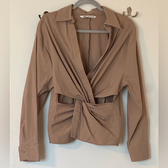 Zara Shirt With twist and Cut Out Detail, size Medium. Taupe 2143/259 Retail:$50 - Picture 5 of 8